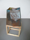 <b>Rote Kammer Stahlberg 5</b> 2010<br>
Ölfarbe, Lack, Aluminium, Holz, 26 x 37 x 45 cm, 2 Teile<br>
<em><b>Red Chamber, Steel Plant</b> 2010<br>Oil color, Laquer, Aluminum, Wood, 2 pieces</em><br>
© VG Bild